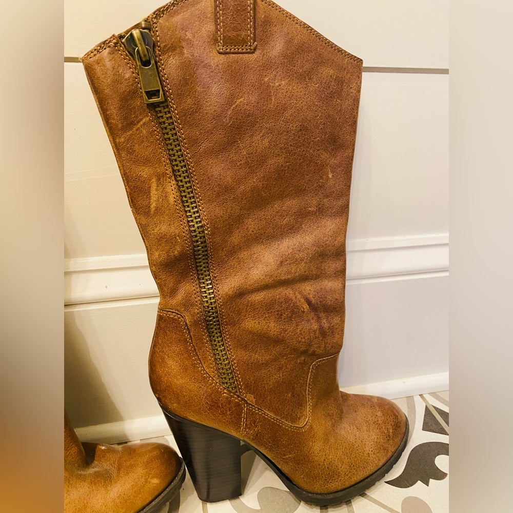 Women’s JS-DEE Boots. Size 8/38B. Brown leather